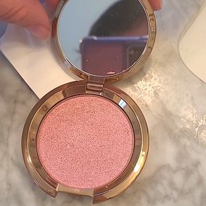 Becca light chaser highlight
